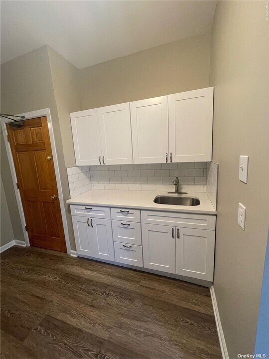 72-15 62nd St-Unit -2R in Queens, NY - Building Photo