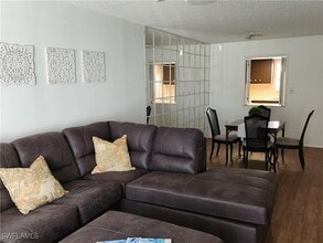 300 Valley Stream Dr in Naples, FL - Foto de edificio - Building Photo