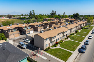 Saunders Park Villa in Bakersfield, CA - Building Photo - Building Photo