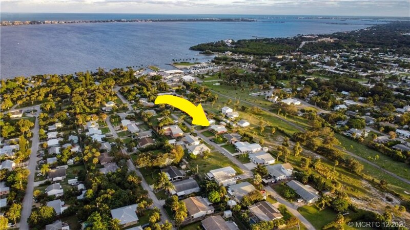 2237 NE Center Cir in Jensen Beach, FL - Foto de edificio