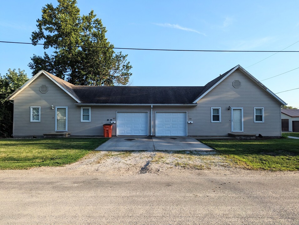 305 W 2nd St in Arthur, IL - Building Photo