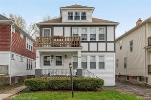 1322 Wayburn St in Grosse Pointe Park, MI - Building Photo