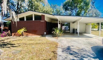 8469 San Clemente Dr in Jacksonville, FL - Building Photo