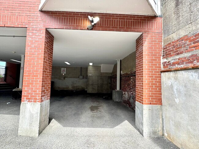 560 Commercial St in Boston, MA - Building Photo - Building Photo