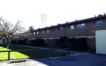 Crest Patio Apartments in Morgan Hill, CA - Foto de edificio - Building Photo