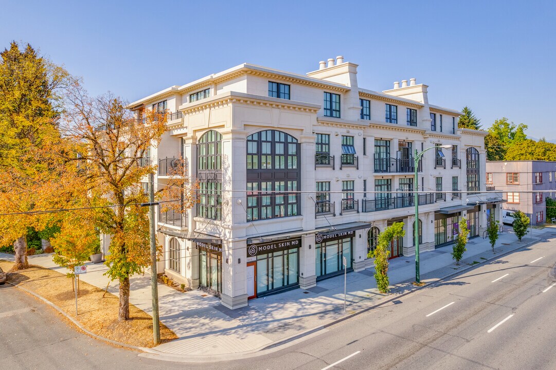 Chateau Laurier in Vancouver, BC - Building Photo