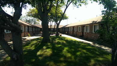 1955 S Reynolds Rd in Toledo, OH - Foto de edificio - Building Photo