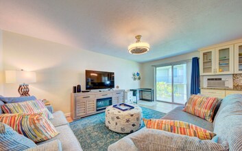 3820 Ocean Beach Blvd in Cocoa Beach, FL - Foto de edificio - Building Photo