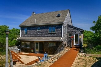 19 Lighthouse Rd in Aquinnah, MA - Building Photo - Building Photo