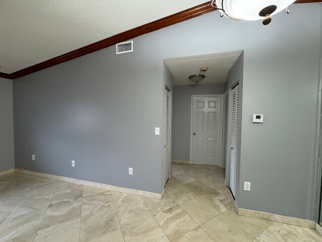 6911 W 36th Ave, Unit 204 in Hialeah, FL - Foto de edificio - Building Photo