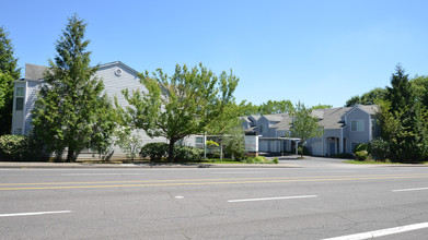 Capitola Commons Apartments in Portland, OR - Building Photo - Building Photo