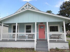 717 W Wright St in Pensacola, FL - Building Photo