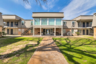 Cambridge Village Apartments in Houston, TX - Foto de edificio - Building Photo