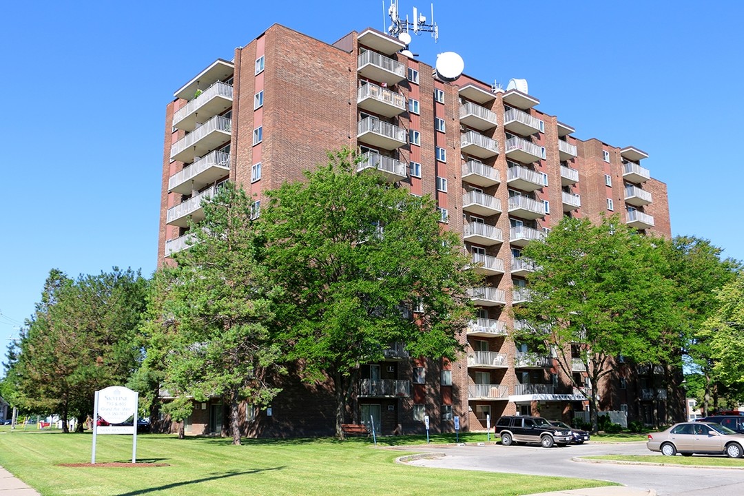 Chatham Towers in Chatham-Kent, ON - Building Photo