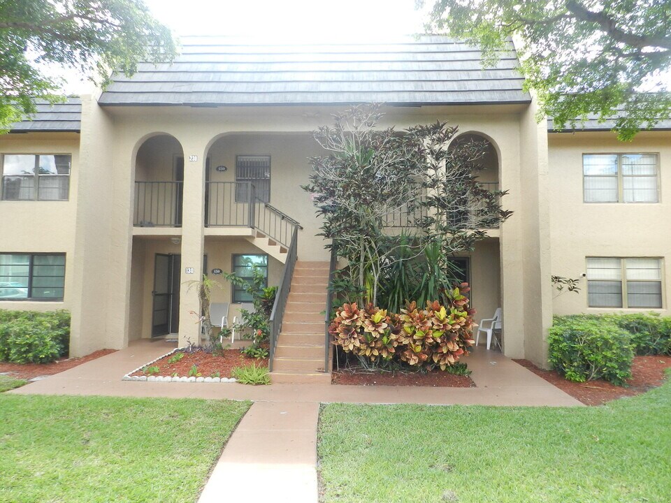 145 Lake Nancy Ln in West Palm Beach, FL - Building Photo