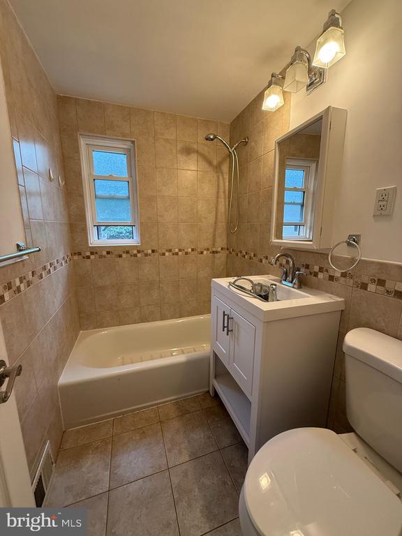 17 Kate Ln in Metuchen, NJ - Building Photo - Building Photo