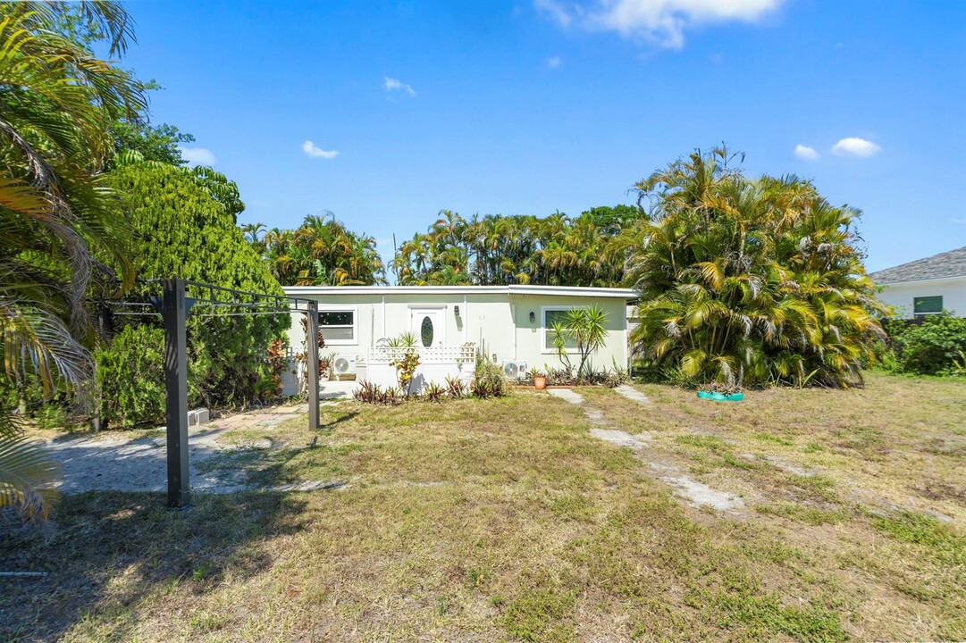 9073 Twigg Rd in Wellington, FL - Foto de edificio