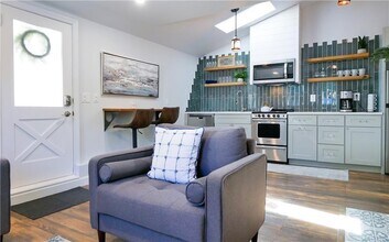 38 Hilltop Ave in Middletown, RI - Building Photo - Building Photo