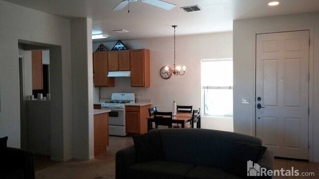 1048 W Calle del Libro Dorado in Sahuarita, AZ - Building Photo - Building Photo