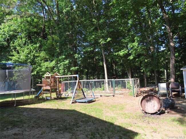 1210 Smithtown Ave in Bohemia, NY - Building Photo - Building Photo