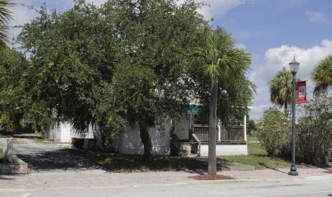 223 N 2nd in Fort Pierce, FL - Foto de edificio - Building Photo