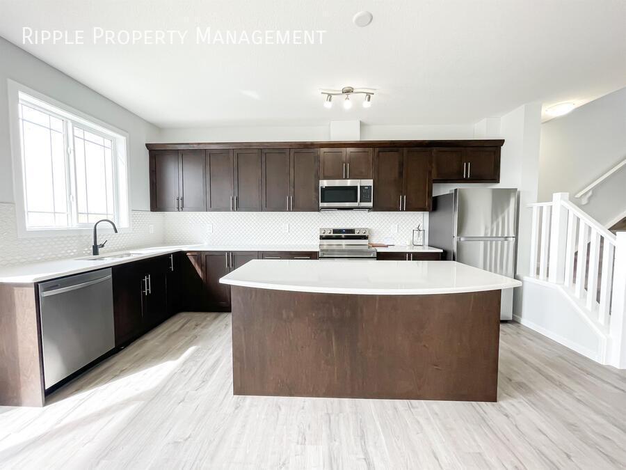 160 Carrington Way NW in Calgary, AB - Building Photo