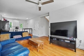 140 D St, Unit 2 in Boston, MA - Foto de edificio - Building Photo