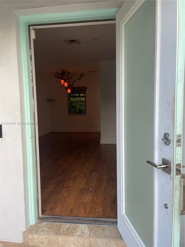 705 E 9th Ct in Hialeah, FL - Building Photo - Building Photo