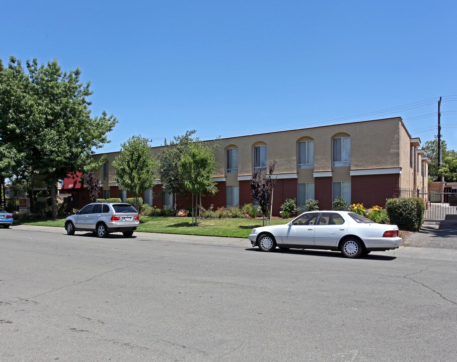 The Courtyard Apartments in Sacramento, CA - Foto de edificio