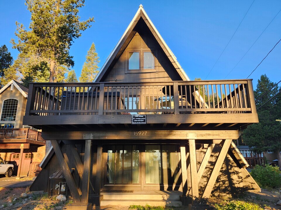 15927 S Shore Dr in Truckee, CA - Building Photo