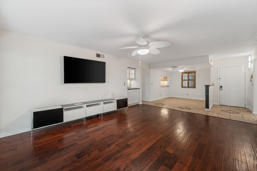 12568 Shoreline Dr in Wellington, FL - Building Photo
