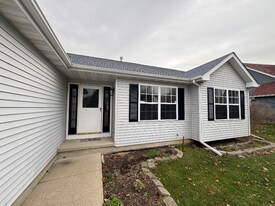 6573 Sonoma Rd in Rockford, IL - Building Photo