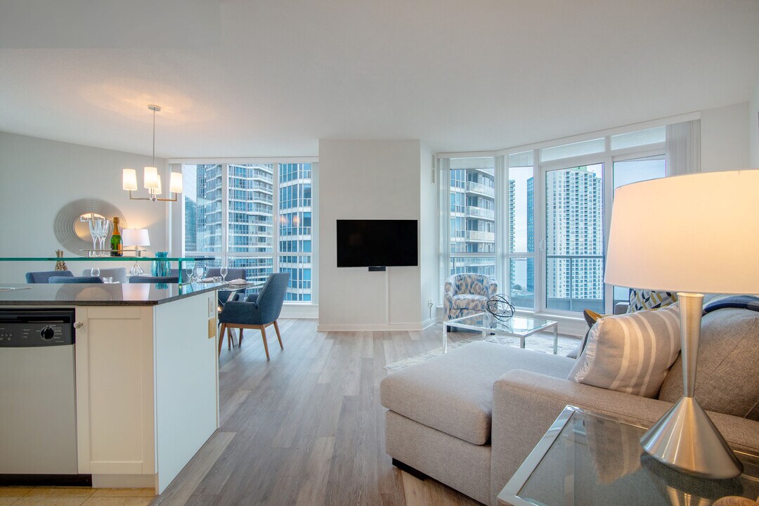 6 York St in Toronto, ON - Building Photo