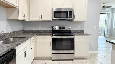 2449 Seven Oaks Dr in St. Cloud, FL - Foto de edificio - Building Photo