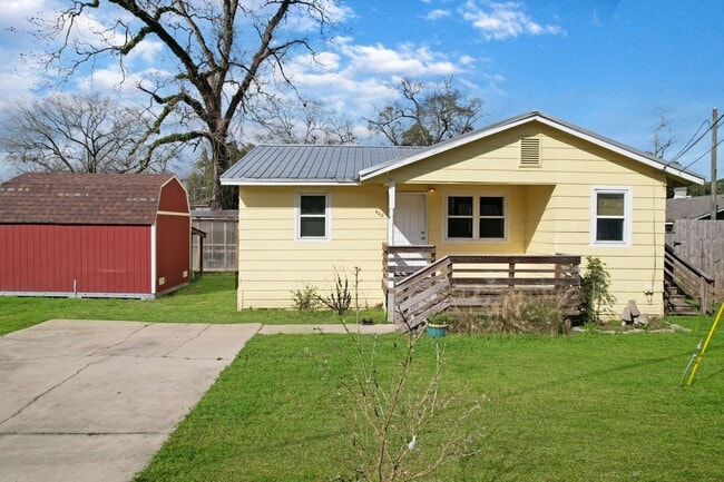 property at 400 W 6th Ave