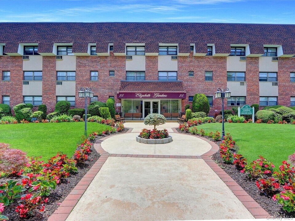 25 Elizabeth St in Oyster Bay, NY - Building Photo