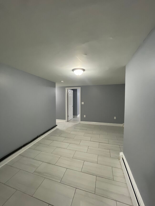143 Duncan Ave, Unit B basement in Jersey City, NJ - Foto de edificio - Building Photo