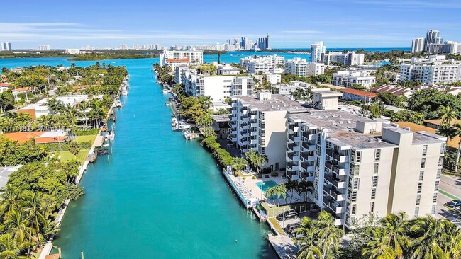 9800 W Bay Harbor Dr, Unit 409 in Bay Harbor Islands, FL - Foto de edificio - Building Photo