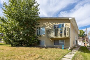 108 Sabrina Way SW in Calgary, AB - Building Photo