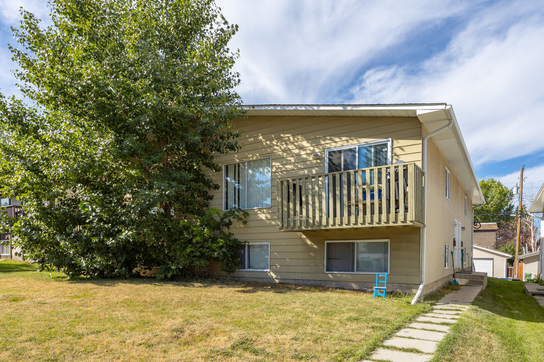 108 Sabrina Way SW in Calgary, AB - Building Photo