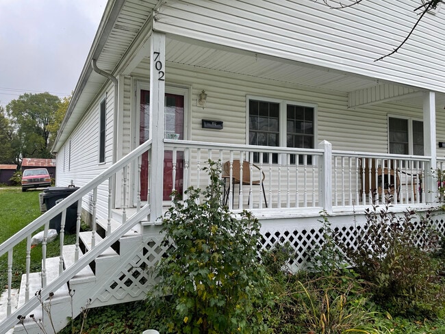 property at 702 W Adams St