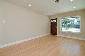 8330 Waterbury Dr in Houston, TX - Building Photo - Building Photo