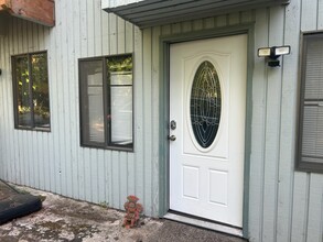 9725 NW Leahy Rd, Unit Lower in Portland, OR - Building Photo - Building Photo
