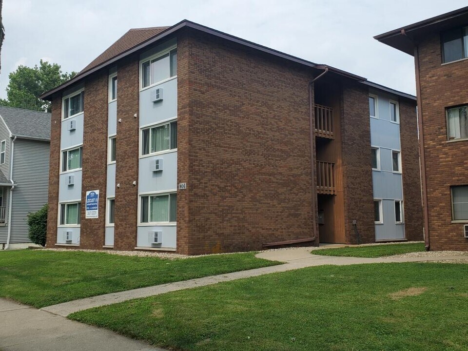 906 S Locust St in Champaign, IL - Foto de edificio