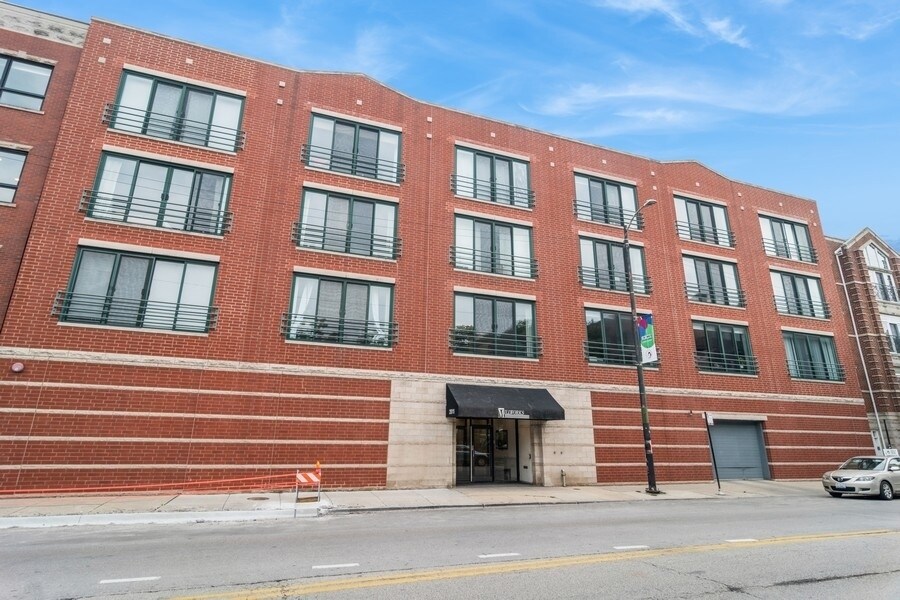 2011 W Belmont Ave in Chicago, IL - Building Photo