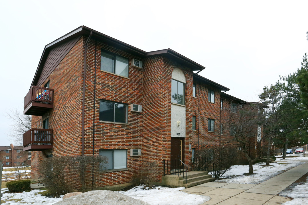 Baldwin Greens Apartments in Palatine, IL - Building Photo