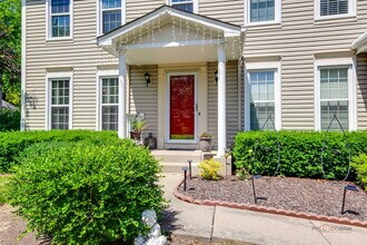 108 Brook Hill Ln in Vernon Hills, IL - Foto de edificio - Building Photo