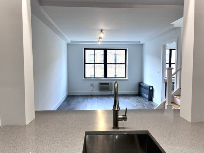11 Cooper St in New York, NY - Building Photo - Building Photo