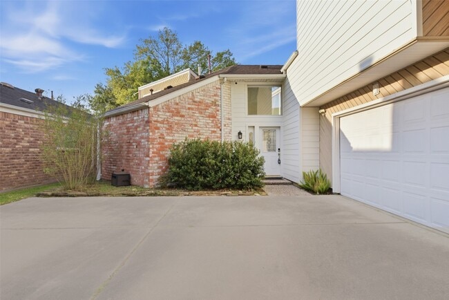 14210 Briarhills Pkwy in Houston, TX - Building Photo - Building Photo