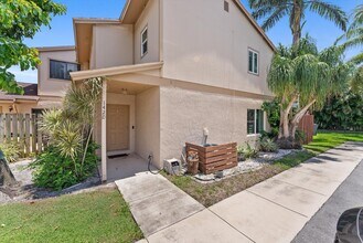 1420 Lake Mango Way in West Palm Beach, FL - Building Photo - Building Photo
